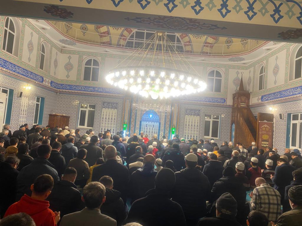 Vatandaşlar kandil gecesinde camilere akın etti